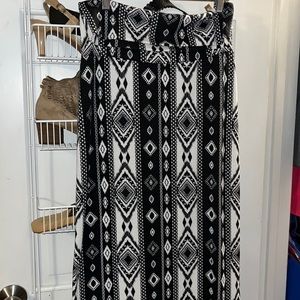 Deb maxi skirt 🖤🤍